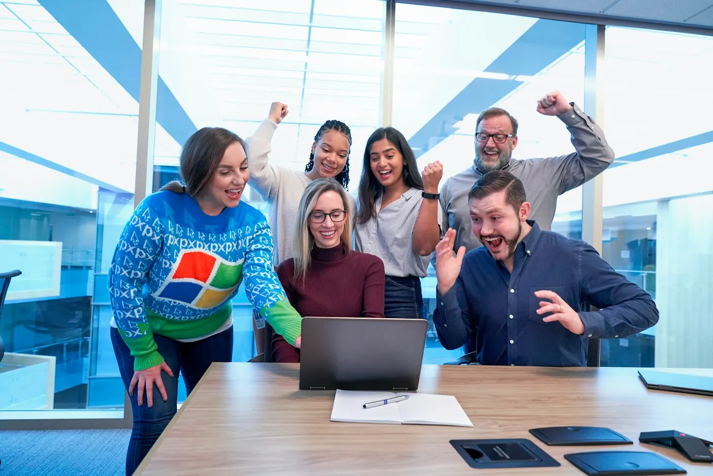 equipo celebrando resultados